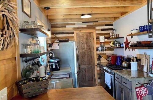 Pisgah Cabin | Cozy 2-bedroom custom cabin