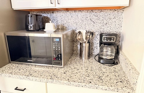 Uptown House | Cozy 2 bedroom Home by St. Jude & I-40. Downtown-Memphis