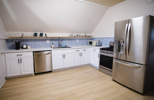 Avondale House | Cozy 2 Bedroom Home Near Downtown & Wrigley Field