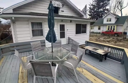 Bedford House | Cozy 2 Bedroom Home w/Large Yard and Deck