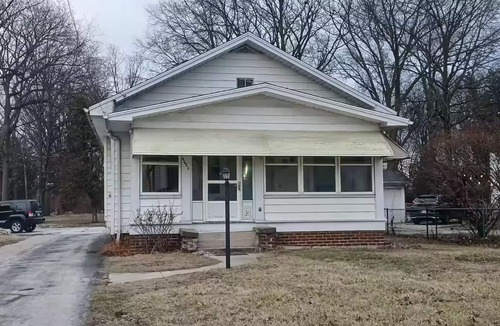 Bedford House | Cozy 2 Bedroom Home w/Large Yard and Deck
