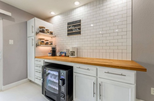 Houston House | Cozy 2-Bedroom Home w/Study Room near IAH Airport