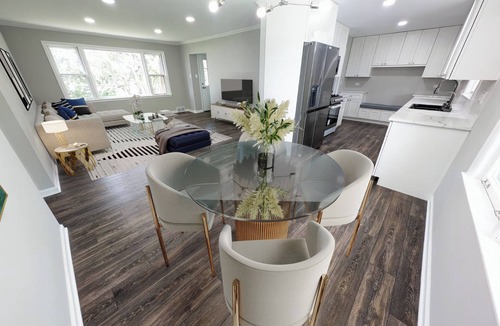 Niles House | Cozy 2-bedroom house in beautiful Des Plaines with AC