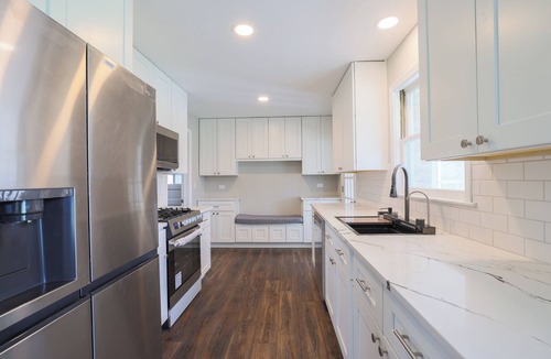 Niles House | Cozy 2-bedroom house in beautiful Des Plaines with AC
