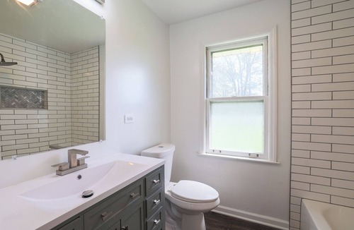 Niles House | Cozy 2-bedroom house in beautiful Des Plaines with AC