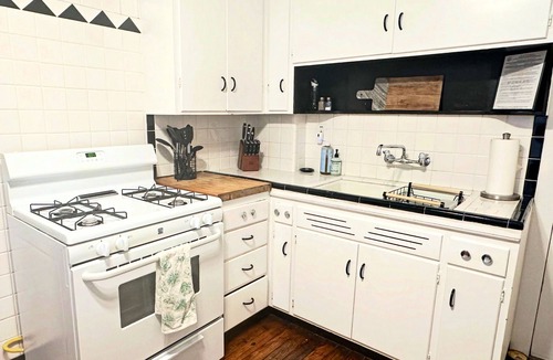Westport House | Cozy 2-bedroom house in Kansas City- Walk to Westport and Plaza