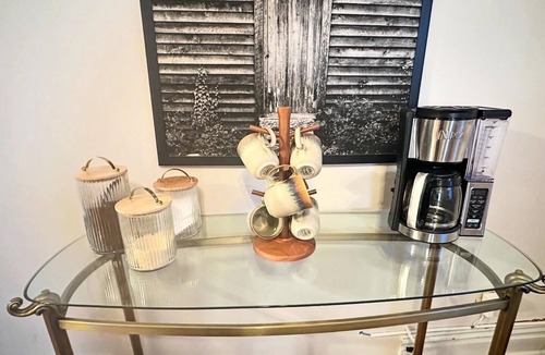 Westport House | Cozy 2-bedroom house in Kansas City- Walk to Westport and Plaza