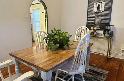 Westport House | Cozy 2-bedroom house in Kansas City- Walk to Westport and Plaza