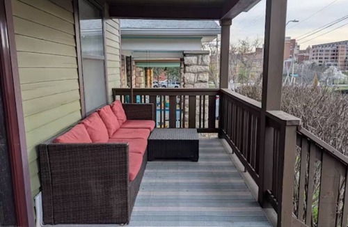 Westport House | Cozy 2-bedroom house in Kansas City- Walk to Westport and Plaza