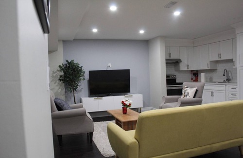 Brampton House | Cozy 2-Bedroom House Rental in Brampton's Mount Pleasant