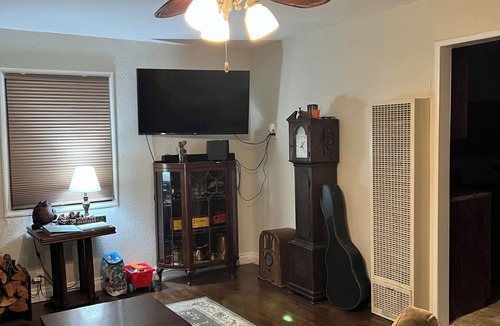 Jamestown House | Cozy 2-bedroom house in quaint Jamestown with AC . Near Casinos and Yosemite.