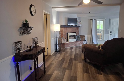 Ada House | Cozy 2-bedroom house in quaint Ada. Perfect for traveling workers.