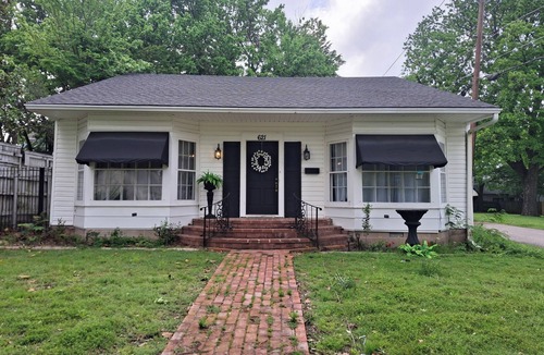 Ada House | Cozy 2-bedroom house in quaint Ada. Perfect for traveling workers.