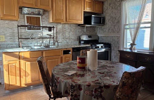 Hopelawn House | Cozy 2-bedroom house in tranquil Edison with AC