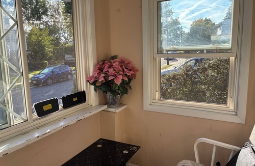 Hopelawn House | Cozy 2-bedroom house in tranquil Edison with AC