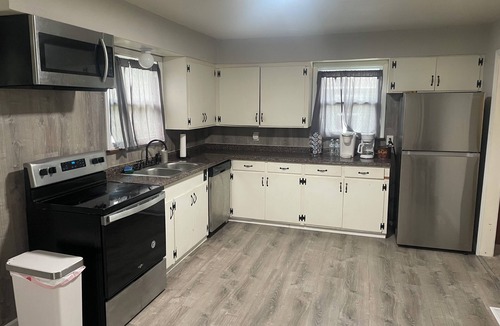 Joplin House | Cozy 2-bedroom house in adorable Joplin with Pool Table