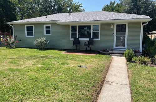 Joplin House | Cozy 2-bedroom house in adorable Joplin with Pool Table