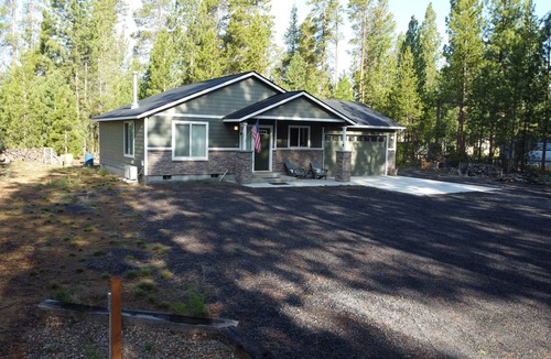 La Pine House | Cozy 2-bedroom house in serene La Pine with AC