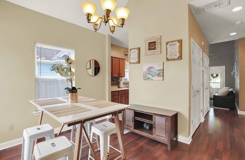 Uptown House | Cozy 2-bedroom house in lively Memphis- Ride the Main St Trolley