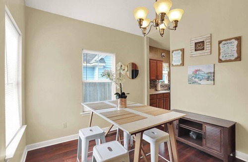 Uptown House | Cozy 2-bedroom house in lively Memphis- Ride the Main St Trolley