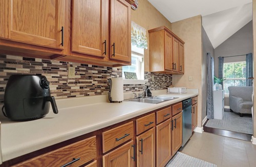 Uptown House | Cozy 2-bedroom house in lively Memphis- Ride the Main St Trolley