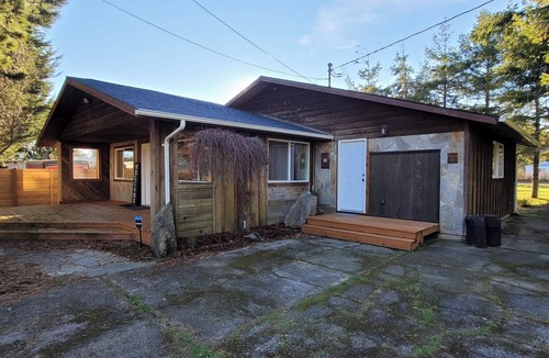 Long Beach House | Cozy 2-bedroom house in charming Seaview with WiFi, barbecue, deck!