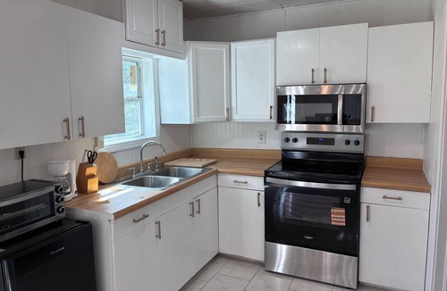 Sherman House | Cozy 2-bedroom house in delightful Sherman with AC