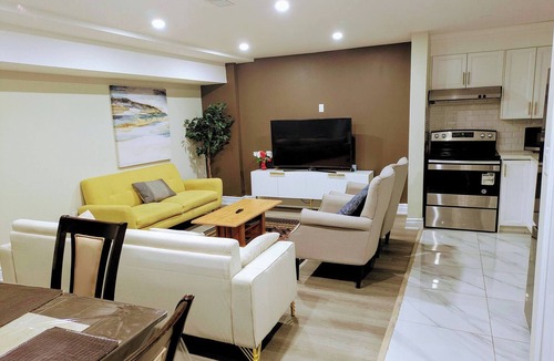 Brampton House | Cozy 2-bedroom House Rental in Brampton's Mount Pleasant
