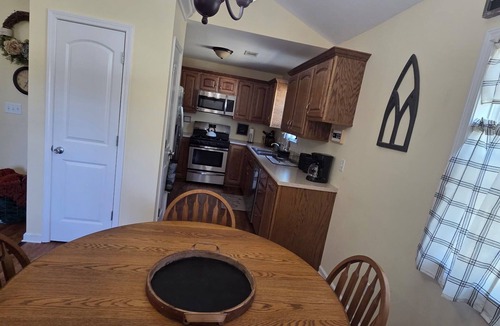 Pocahontas House | Cozy 2-bedroom house in beautiful Pocahontas with AC