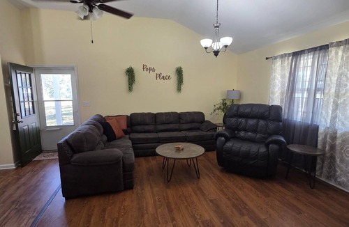 Pocahontas House | Cozy 2-bedroom house in beautiful Pocahontas with AC