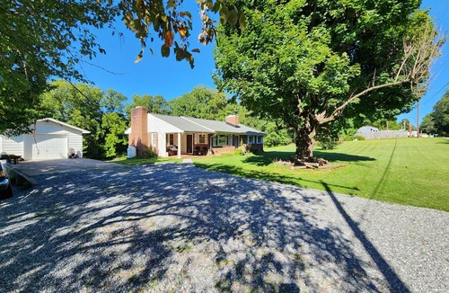 Peters Creek House | Cozy 2 bedroom house with Fiber Optic WiFi