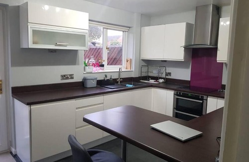 Sileby House | Cozy 2 bedroom house with private parking