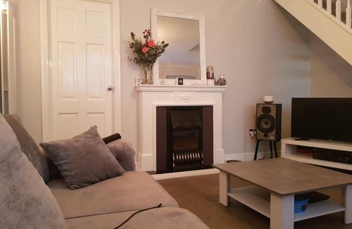 Sileby House | Cozy 2 bedroom house with private parking