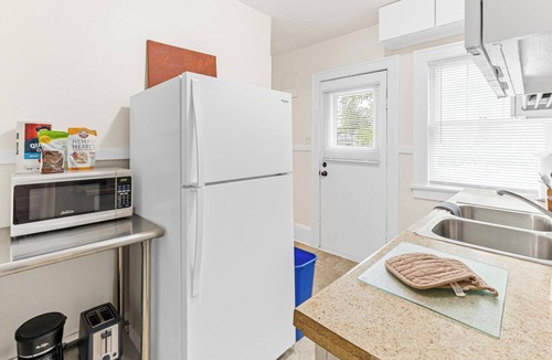 Midway House | Cozy 2-bedroom in serene Saint Paul- With Cold AC- Close to everything!