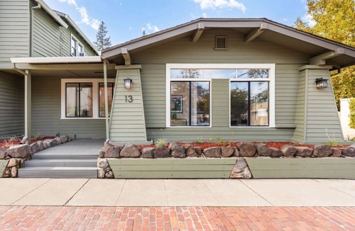 Lodi House | Cozy 2 Bedroom l Downtown Lodi l Modern