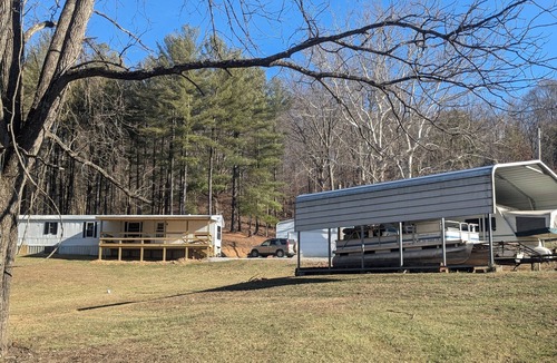 Sharpsburg House | Cozy 2-bedroom lakeside home!