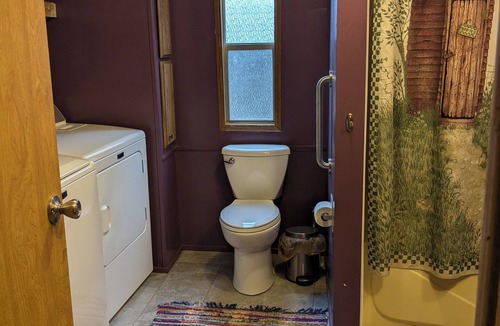 Sharpsburg House | Cozy 2-bedroom lakeside home!