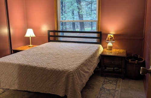 Sharpsburg House | Cozy 2-bedroom lakeside home!