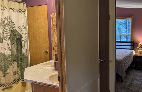 Sharpsburg House | Cozy 2-bedroom lakeside home!