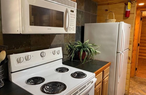 Pottsboro Cabin | Cozy 2 Bedroom Lakeview Cabin: Cabin B