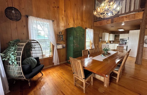 Cut Off Cabin | Cozy 2-bedroom lodge in enjoyable Cut Off with WiFi, AC