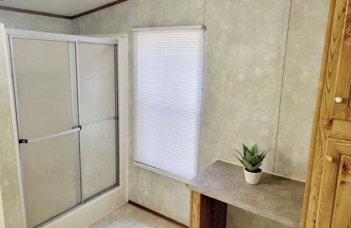 Leesville House | Cozy 2-bedroom mobile home near work and play