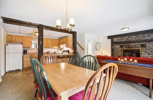Killington House | Cozy 2-Bedroom Northbrook #3 with Fireplace