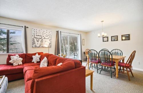 Killington House | Cozy 2-Bedroom Northbrook #3 with Fireplace
