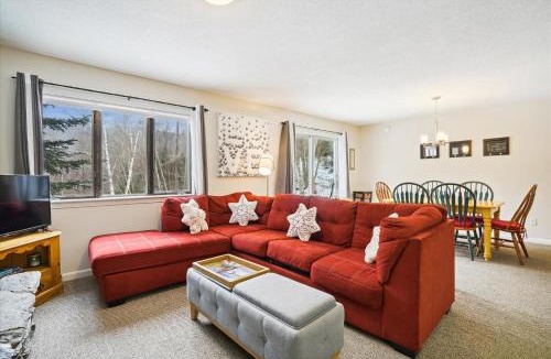 Killington House | Cozy 2-Bedroom Northbrook #3 with Fireplace