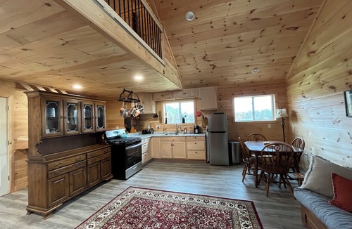 Salisbury Center Cabin | Cozy 2-bedroom off-grid cabin in charming, picturesque Newport