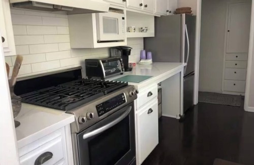 Del Rey House | Cozy 2 bedroom on peaceful, tree lined street. Los Angeles, Culver City