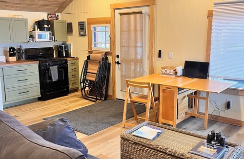 Durhamville Cottage | Cozy 2-bedroom private Lakefront-cottage on Oneida Lake.