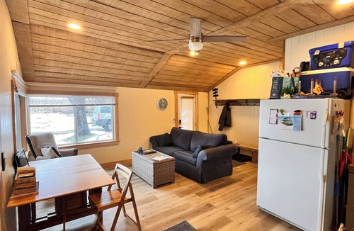 Durhamville Cottage | Cozy 2-bedroom private Lakefront-cottage on Oneida Lake.