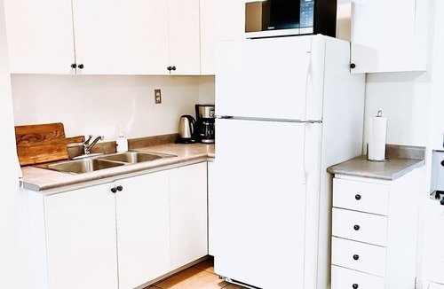 East Credit Apartment | Cozy 2 Bedroom Retreat in Heartland